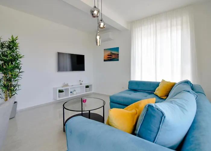 With Heated Rooftop Pool, *