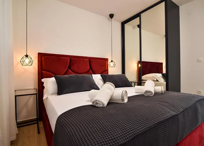 With Heated Rooftop Pool, Appartement Bibinje