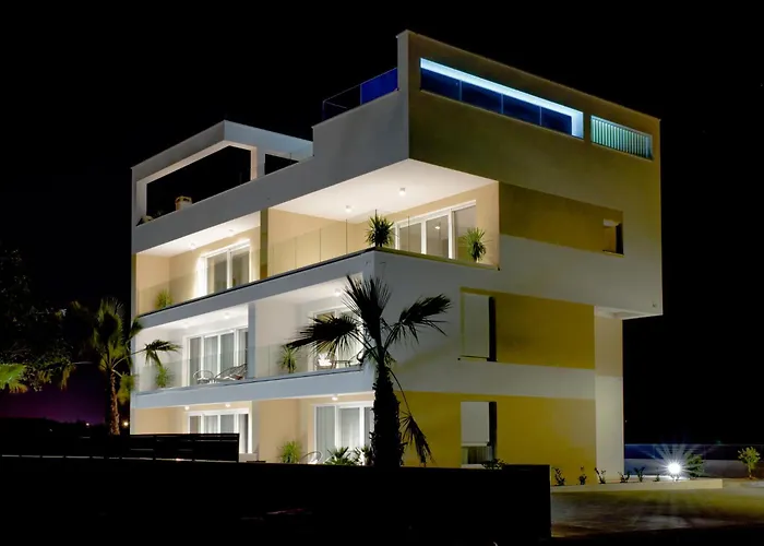 Apartman With Heated Rooftop Pool, *