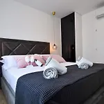 With Heated Rooftop Pool, Apartamento Bibinje