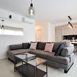 With Heated Rooftop Pool, Apartamento