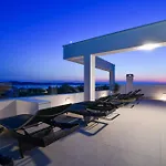 With Heated Rooftop Pool, Apartamento *