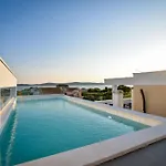 With Heated Rooftop Pool, Apartamento