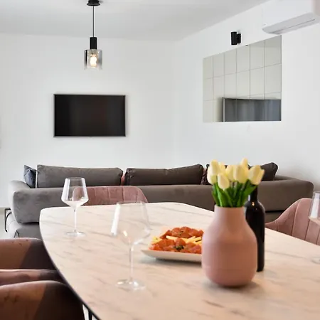 Апартаменты With Heated Rooftop Pool, Бибинье