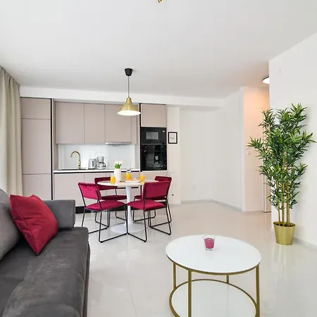 Apartment With Heated Rooftop Pool,