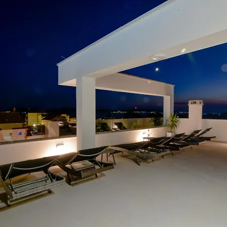 Апартаменты With Heated Rooftop Pool,