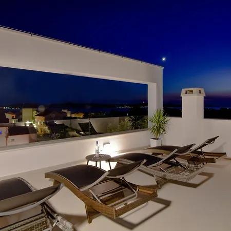 With Heated Rooftop Pool, Апартаменты Бибинье